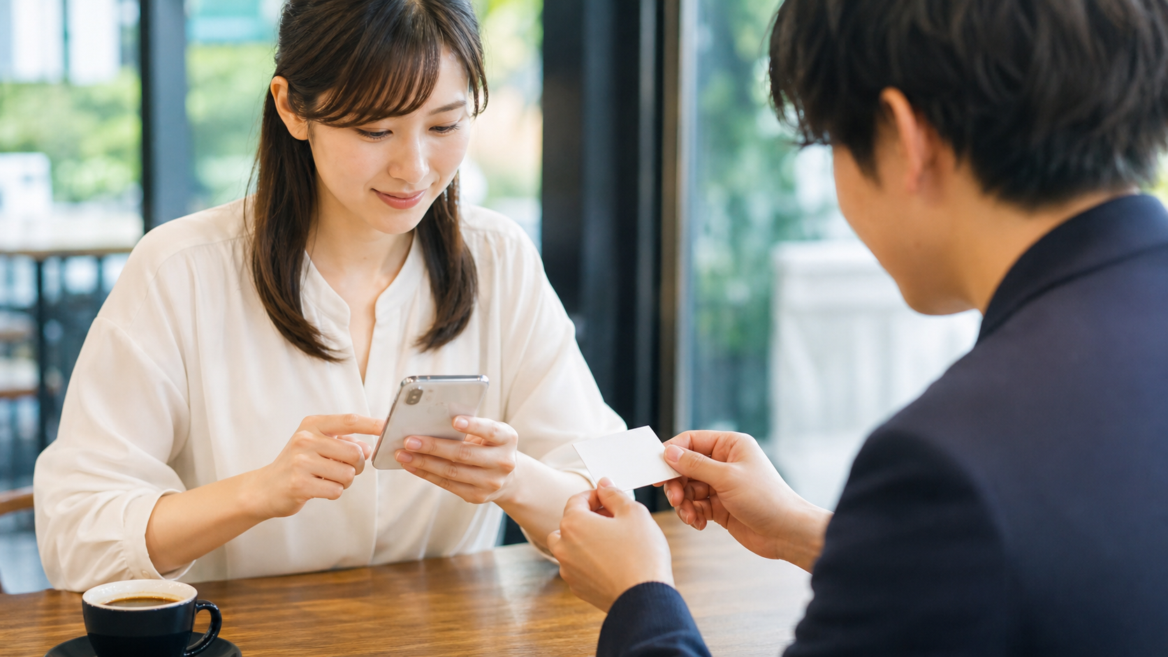 名刺を受け取って事業者のホームページを確認する顧客